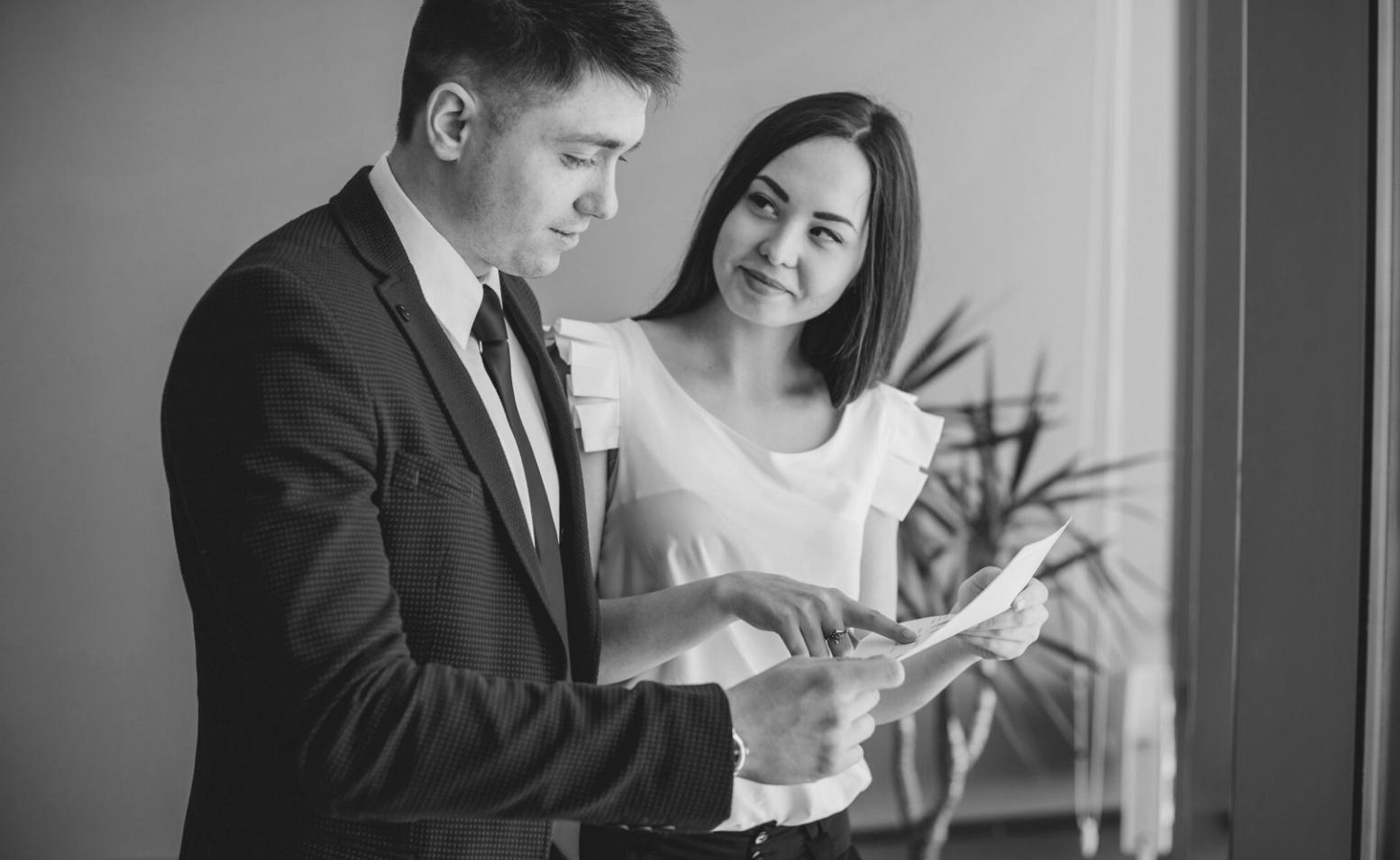Professional learning environment with financial analysis tools and educational materials